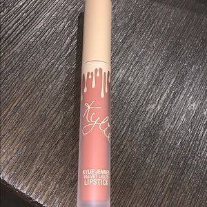 Kylie Velvet Liquid Lipstick- Shade: COMMANDO